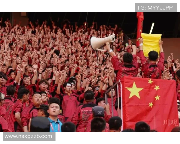 球迷热情呼喊球星名字展现激情与忠诚的足球文化魅力